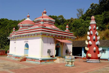 Téléchargez les photos : Temple Shri Dasabhuj Lakshmi Ganesh avec lampadaire coloré ; profond à Hedvi ; région de Konkan ; Taluka Guhagar ; District Ratnagiri ; Maharashtra ; Inde - en image libre de droit