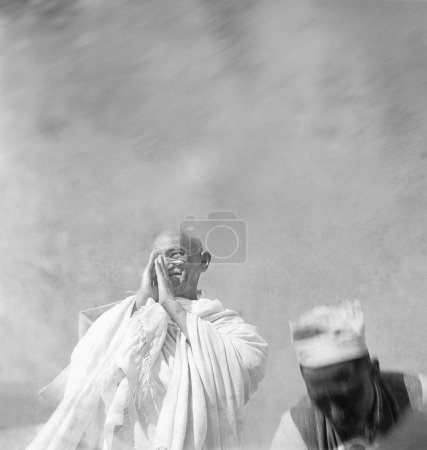 Foto de Mahatma Gandhi en la pose de saludo en Madras. 1946. India - Imagen libre de derechos