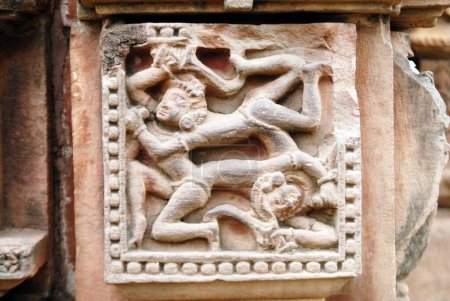 Téléchargez les photos : Temple Raja Rani, statue en ruine avec deux têtes et quatre corps, grès rouge-or, Bhubaneswar, Orissa, Inde - en image libre de droit