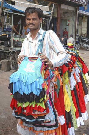 Foto de Vendedor de ropa, Nagpur, Maharashtra, India - Imagen libre de derechos