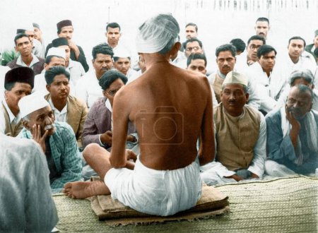 Foto de Mahatma Gandhi durante la entrevista de trabajadores sociales, Wardha, Maharashtra, India, Asia, mayo 1936 - Imagen libre de derechos