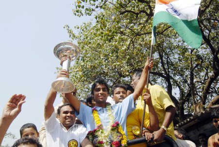 Téléchargez les photos : Le lanceur de bras gauche Iqbal Abdulla a été accueilli après avoir remporté la Coupe du monde de cricket U 19 ; Bombay maintenant Mumbai. Maharashtra. Inde - en image libre de droit