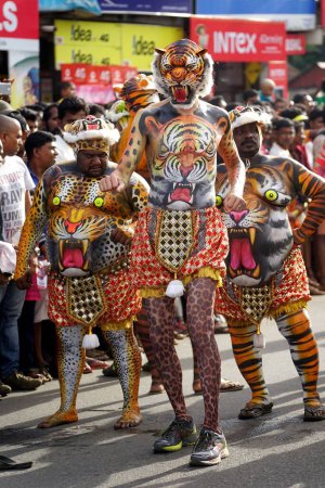 Foto de Procesión de danza del tigre Pulikali, festival Onam, Thrissur, Kerala, India, Asia - Imagen libre de derechos