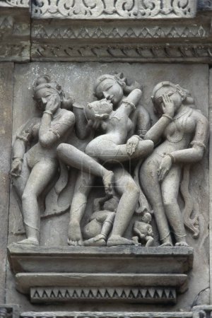 Erotische Steinmetzarbeiten am Vishvanatha Tempel, Khajuraho, Madhya Pradesh, Indien, Asien