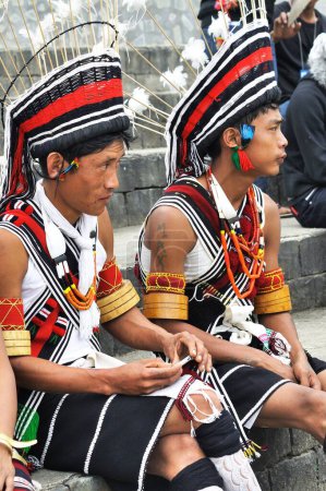 Foto de Hombres de la tribu Naga en el festival Hornbill, Kohima, Kisama village, Nagaland, Noreste, India - Imagen libre de derechos