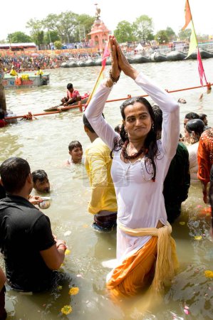 Téléchargez les photos : Baignade transgenre dans la rivière Kshipra, Madhya Pradesh, Inde, Asie - en image libre de droit