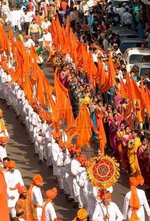 Téléchargez les photos : Les gens en procession de gudipadva, Thakurdwar, Girgaon, Bombay Mumbai, Maharashtra, Inde - en image libre de droit