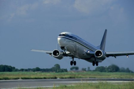 Téléchargez les photos : Avion sur route à l'aéroport - en image libre de droit