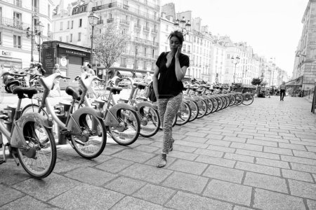 Foto de Mujer caminando por el pavimento, Estante de aparcamiento para bicicletas, Rue Saint Antoine, París, Francia, Europa - Imagen libre de derechos