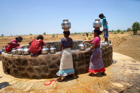Foto de Mujeres recogiendo agua de pozo en la aldea de Dhakne, Shahapur Thane Maharashtra, India, Asia - Imagen libre de derechos