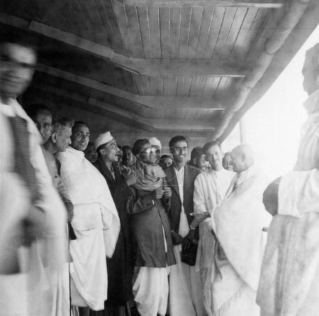 Foto de Mahatma Gandhi a bordo hablando con periodistas en el camino a Midnapur East Bengal, diciembre 1945, Shailesh Chatterjee - Imagen libre de derechos