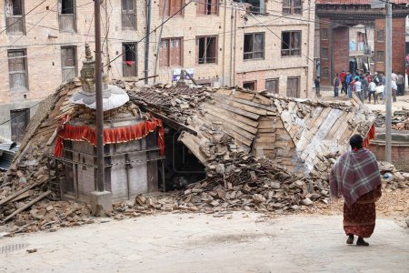 Téléchargez les photos : Immeuble résidentiel effondré, tremblement de terre, népal, asie - en image libre de droit