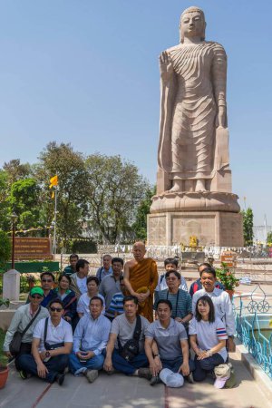 Téléchargez les photos : Touristes prenant des photos de groupe avec moine bouddhiste, sarnath, uttar pradesh, Inde, Asie - en image libre de droit