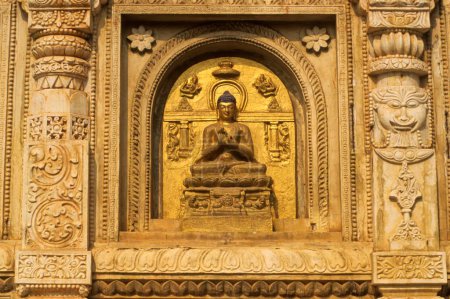 Reich geschnitzte Säulen und Buddha-Idol (Erleuchtung) an der Wand des Mahabodhi-Tempels; Bodhgaya; Bihar; Indien