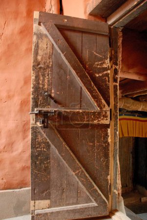 Puerta de madera tradicional en el monasterio de Thiksey en Leh; Ladakh; Jammu y Cachemira; India