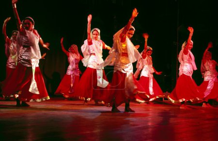 Téléchargez les photos : Femmes exécutant la danse folklorique, gujarat, Inde - en image libre de droit