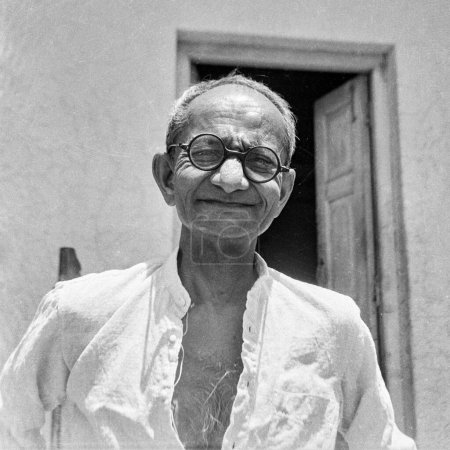 Téléchargez les photos : Vieux vintage années 1900 noir et blanc portrait studio de vieil homme indien portant des lunettes rondes Inde Années 1940 - en image libre de droit