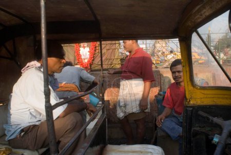 Foto de Puesto de té a través de Rickshaw en la estación de tren de Howrah; Calcuta; Bengala Occidental; India - Imagen libre de derechos