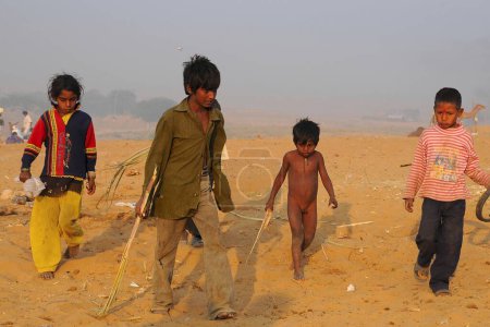 Foto de Niños jugando en dunas de arena; Pushkar; Rajastán; India - Imagen libre de derechos