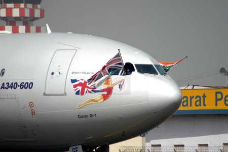 Foto de Logo de la portada de Airbus A340-600 perteneciente a Virgin Atlantic Airways British Airlines en el Aeropuerto Internacional de Chhatrapati Shivaji, Bombay Mumbai, Maharashtra, India - Imagen libre de derechos