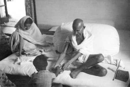 Téléchargez les photos : Mahatma Gandhi, interaction avec un garçon, 1945, Inde - en image libre de droit