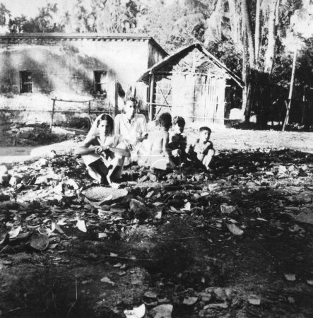 Téléchargez les photos : Une famille assise parmi les destructions causées par les émeutes entre hindous et musulmans au Noakhali Bengale oriental, novembre 1946, Inde - en image libre de droit