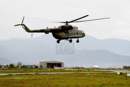 Foto de Operaciones de rescate de despegue en helicóptero afectadas por terremoto, nepal, asia - Imagen libre de derechos
