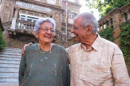 Foto de Kekoo Gandhi propietario de Chemould Art Gallery con esposa en Bombay Mumbai, Maharashtra, India - Imagen libre de derechos