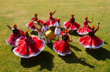 Téléchargez les photos : Danse folklorique rajasthani à Jodhpur Inde - en image libre de droit