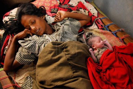 Foto de Ho tribus mujer cansada después del parto del bebé. Chakradharpur. Jharkhand. India - Imagen libre de derechos