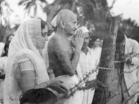 Téléchargez les photos : Sumati Morarjee et Mahatma Gandhi saluent les gens à Juhu Beach ; Mumbai ; mai 1944 ; Inde NO MR - en image libre de droit