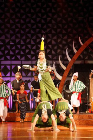 Téléchargez les photos : Tribu Reangs effectuer hozagiri danse de Tripura, Inde - en image libre de droit