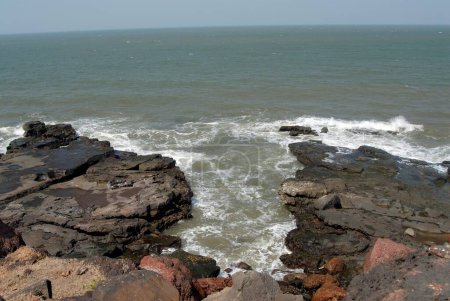 Ein felsiger Strand bei Kunkeshwar; Taluka Devgad; Bezirk Sindhudurga; Maharashtra; Indien; Asien