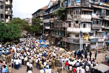 Téléchargez les photos : Des policiers inspectant le site de l'explosion de bombe ont également rassemblé un grand nombre de personnes pour regarder le site de Zaveri Bazaar dans la zone occupée de Kalbadevi ; Bombay Mumbai, Maharashtra, Inde Le 26 août 2003 - en image libre de droit
