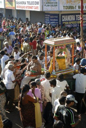 Téléchargez les photos : Dieu en procession pendant le festival Arupathumoovar dans le temple Kapaleswara, Mylapore, Chennai, Tamil Nadu, Inde - en image libre de droit