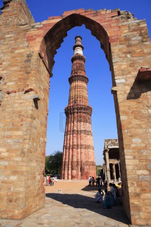 Qutb Minar durch Bogen gebaut 1311 roter Sandsteinturm, indo-muslimische Kunst, Sultanat Delhi, Delhi, Indien UNESCO-Weltkulturerbe