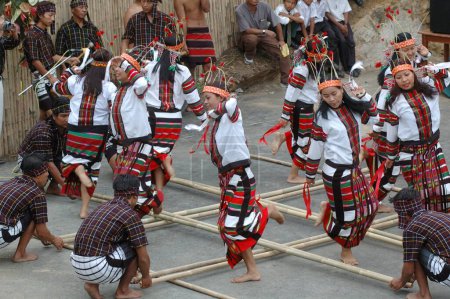 Foto de Personas que realizan danza de bambú Cheraw Aizwal; Mizoram; India - Imagen libre de derechos