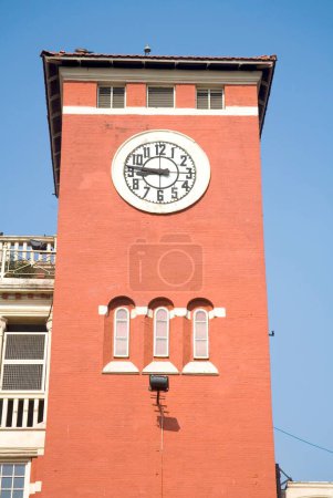 Téléchargez les photos : Tour de l'horloge de la gare de Howrah ; Calcutta maintenant Kolkata ; Bengale occidental ; Inde - en image libre de droit