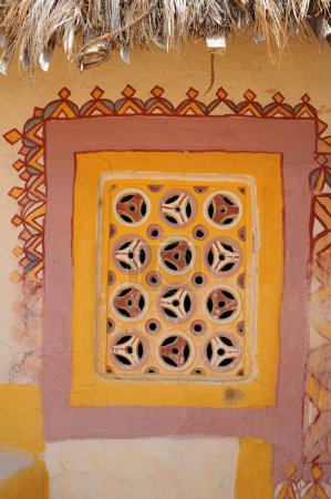 Foto de Pintura de la ventana y de la pared de la casa; Gorewali; Kutch; Gujarat; India - Imagen libre de derechos