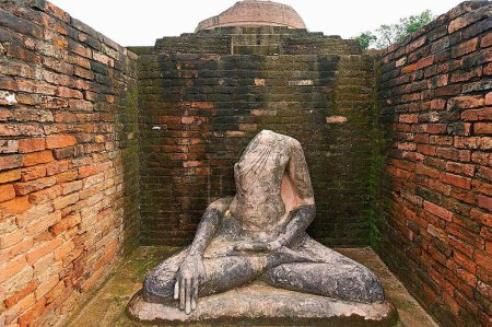 Foto de Estatua del Señor Buda; sitio budista stupa es 1400 pies de borde y 51 pies de altura; Kesariya; Bihar; India - Imagen libre de derechos