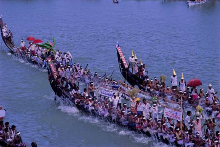 Téléchargez les photos : Festivals de course de bateaux ; Snake Boat Race for Haripad Subramanya swami Temple ; Kerala ; Peyipad ; Inde - en image libre de droit