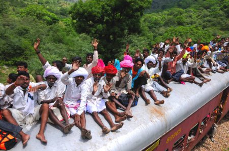 Téléchargez les photos : Personnes prenant des risques en voyageant sur le toit du train, Goram ghat, Marwar Junction, Rajasthan, Inde - en image libre de droit