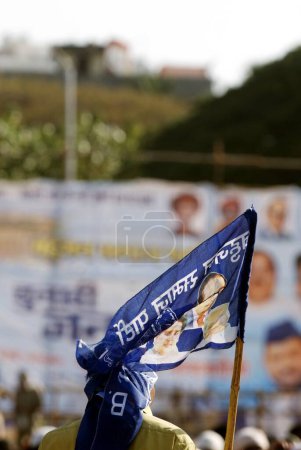 Téléchargez les photos : Soutien du parti Bahujan Samaj BSP tenant le drapeau lors du rassemblement de la campagne électorale parlementaire. Bombay Mumbai. Maharashtra. Inde - en image libre de droit