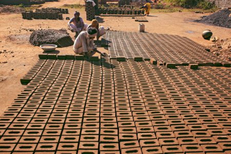 Téléchargez les photos : Homme faisant des briques, barwani, madhya pradesh, Inde, Asie - en image libre de droit