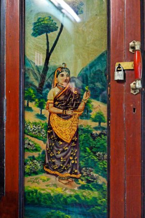 Foto de Patrimonio; pintura de vidrio de mujer en la puerta de madera almira; Mota Devalia; distrito Amreli; Saurashtra; Gujarat; India - Imagen libre de derechos