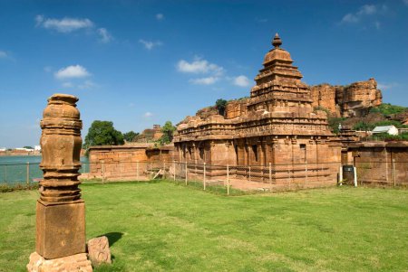 Téléchargez les photos : Temples de Bhutanatha près de la rive orientale de l'ancien réservoir Agastya tirtha à Badami ; Karnataka ; Inde - en image libre de droit