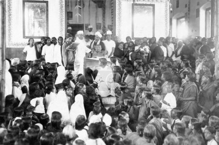 Foto de Mahatma Gandhi en una reunión de mujeres, Chennai, Tamil Nadu, India, septiembre de 1921 - Imagen libre de derechos