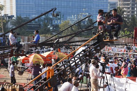 Téléchargez les photos : Caméra vidéo et reporter montés sur la couverture de la grue Mumbai Maharashtra Inde Asie déc 2011 - en image libre de droit