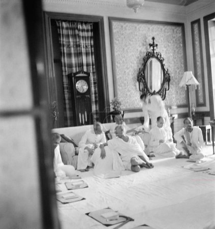 Téléchargez les photos : Mahatma Gandhi lors d'une réunion à Birla House. Mumbai. 1942 Sardar Vallabhbhai Patel. Pyarelal Nayar. Acharya Kripalani. Inde - en image libre de droit