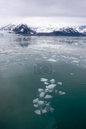 Téléchargez les photos : Iceberg près du glacier Hubbard ; Le plus long glacier des marées en Alaska ; Parc national de Saint Elias ; Baie du désenchantement ; Alaska ; États-Unis d'Amérique - en image libre de droit